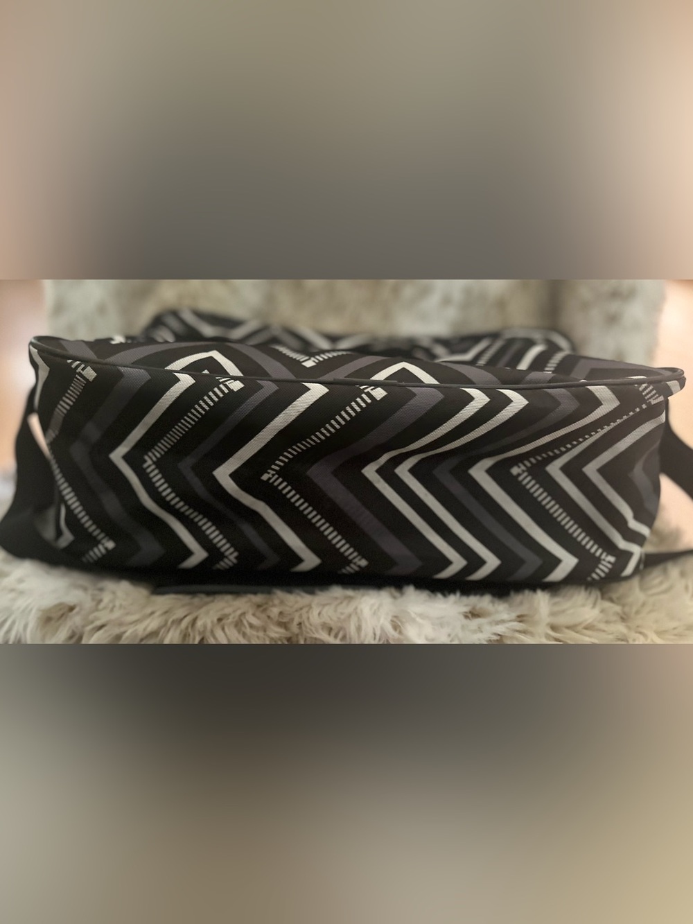 Magellan Outdoors Black & White Chevron Travel Crossbody with Mint Trim - Picture 4 of 7